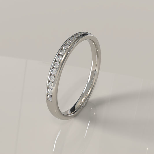 Kanal montürlü platin pırlanta yüzük – sade ve modern yüzük modeli