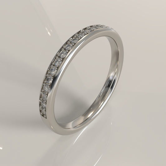 Tek sıra pırlantalı platin yüzük – kanal montürlü sade alyans modeli